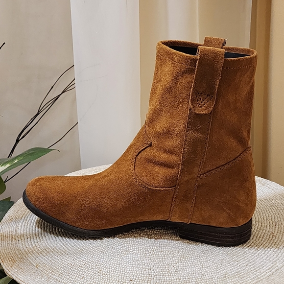 Vince Camuto Shoes - NWT.Vince Camuto Boots 7.5M Western Style Ankle Booties Cogniac Suede Pull On